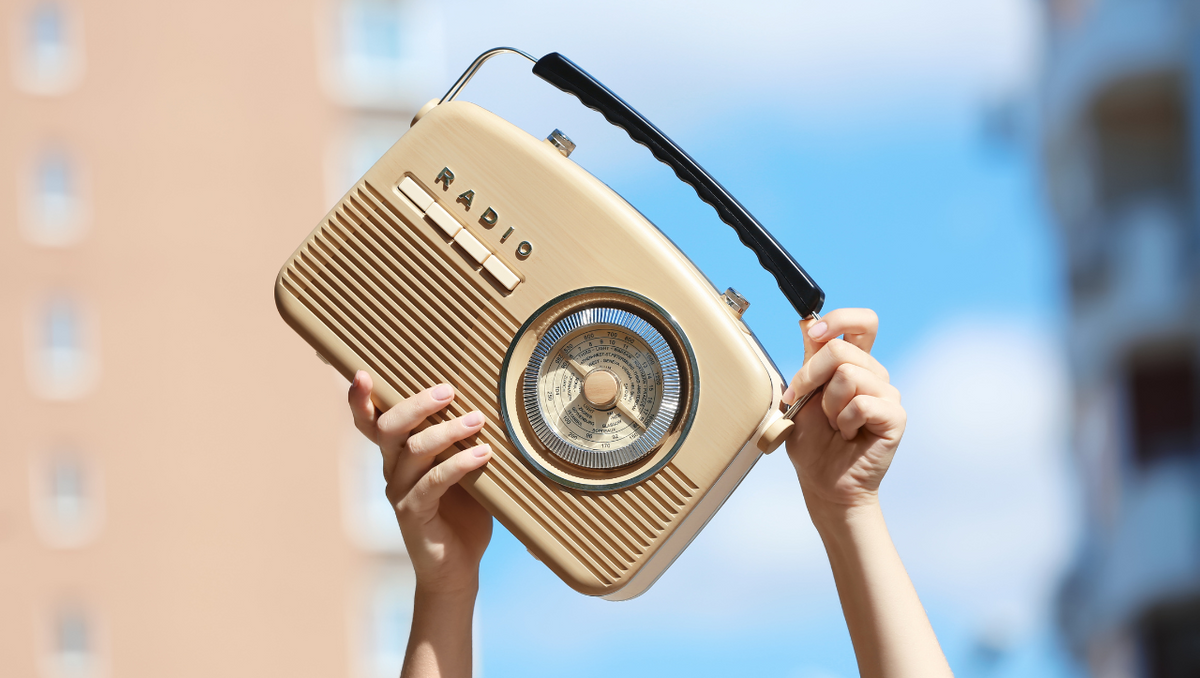 Radio wird in die Luft gehalten