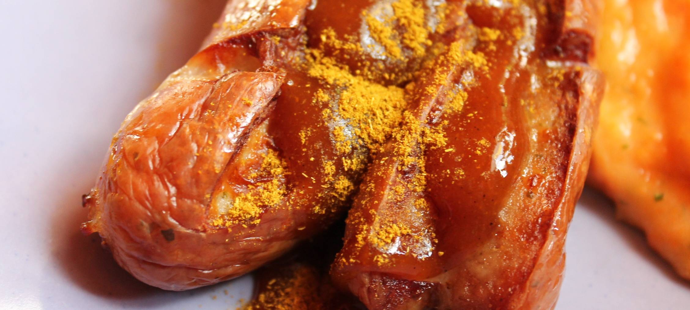 Eine fertig gebratene Currywurst (Symbolbild).