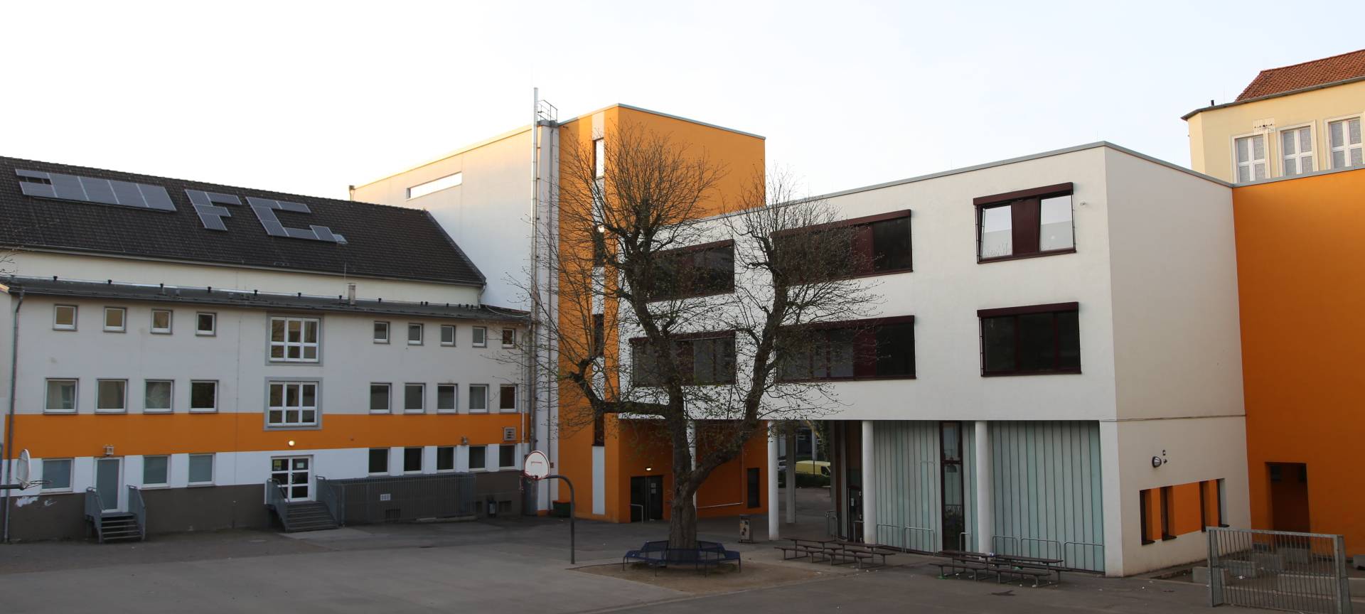 Fichte-Gymnasium am Sonntagmittag