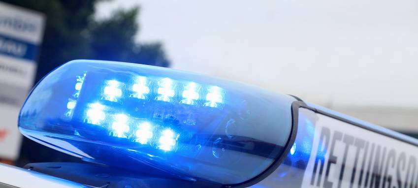 Blaulicht an einem Rettungswagen (Symbolbild).
Bei Verwendung in Social Media muss die Bildquelle am Bild genannt werden; bei Verwendung als Nachrichtenbild spielt das System diese automatisch mit aus.