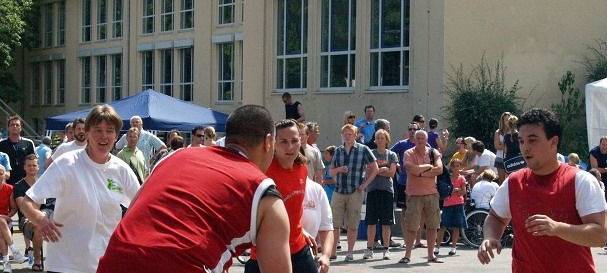 Schräge Typen dribbeln wieder