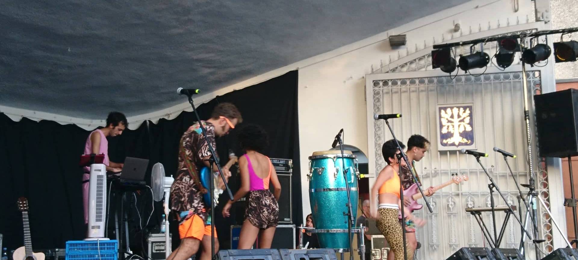 Rosa Neon beim Muschelsalat