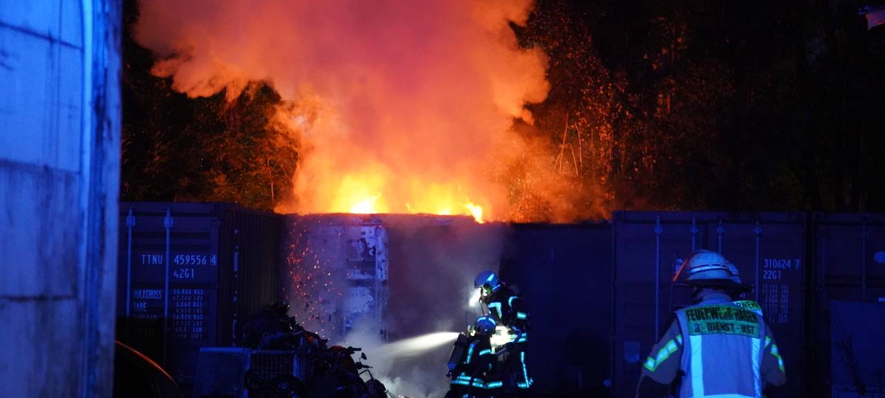 Übersee-Container brennt in Vorhalle