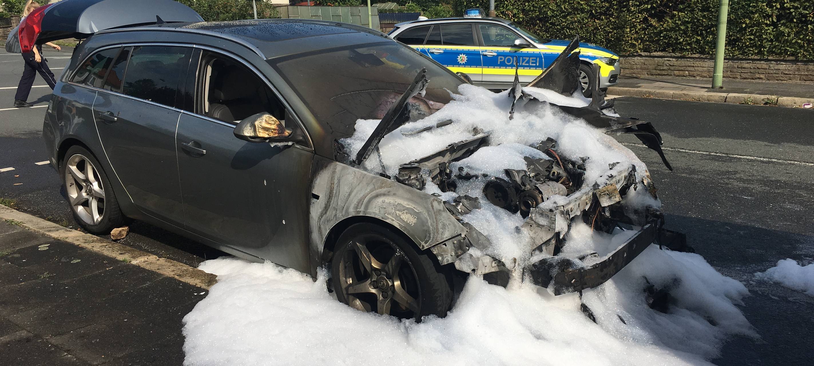 PKW fängt plötzlich Feuer