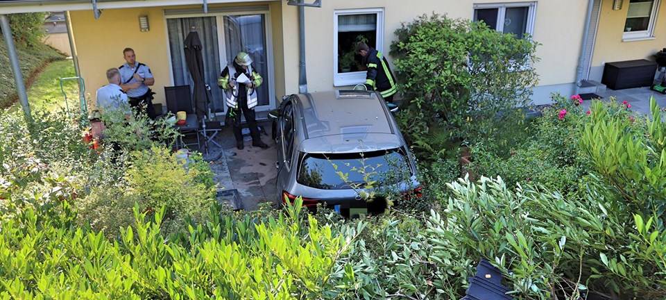 Auto fährt gegen Hauswand