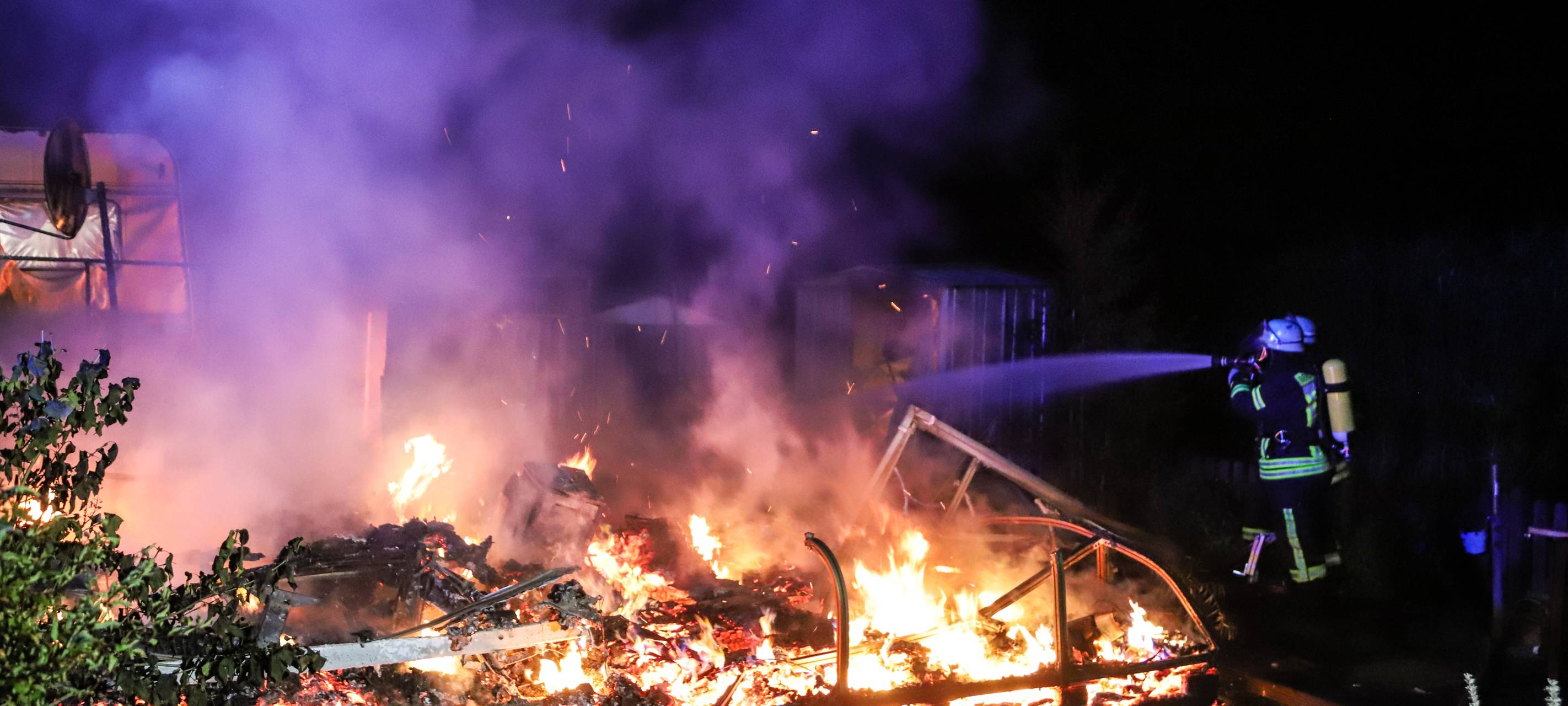 Wohnwagen brennt auf Campingplatz aus