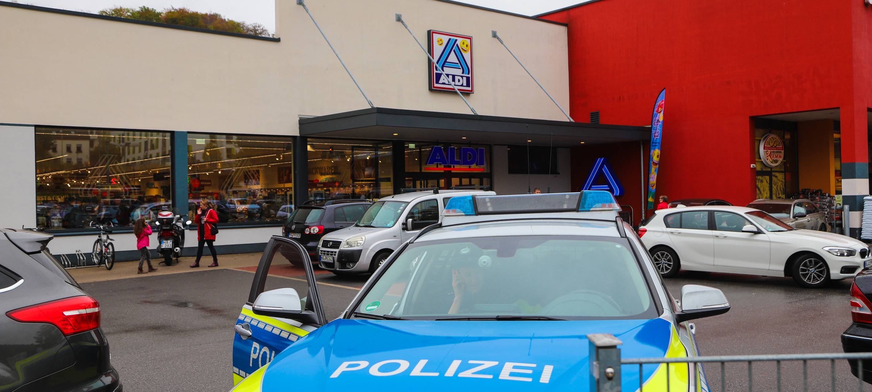 Ladendieb ergreift Flucht und springt in die Lenne