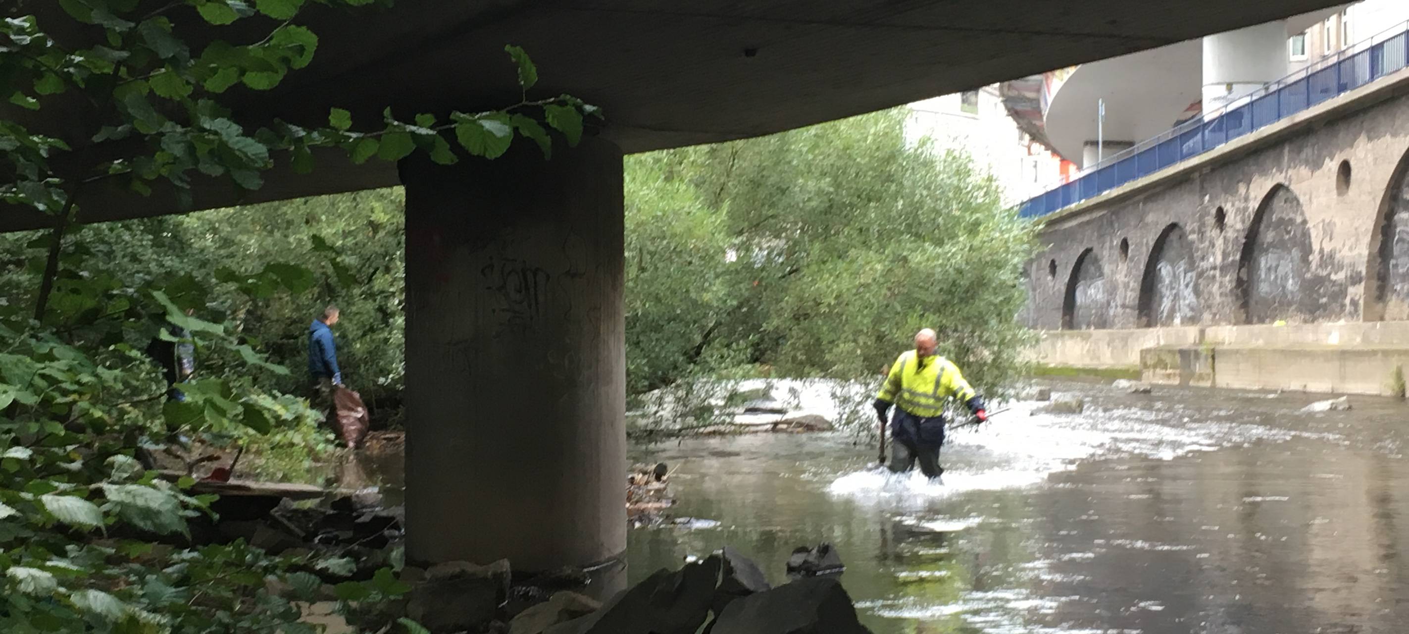 Müllsammelaktion des Sportfischerei-Vereins- Volme gleicht einem Müllcontainer