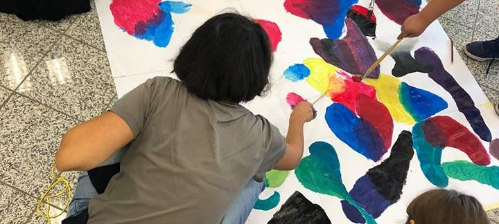 Kinder entdecken Farbe und Bewegung im Quartier