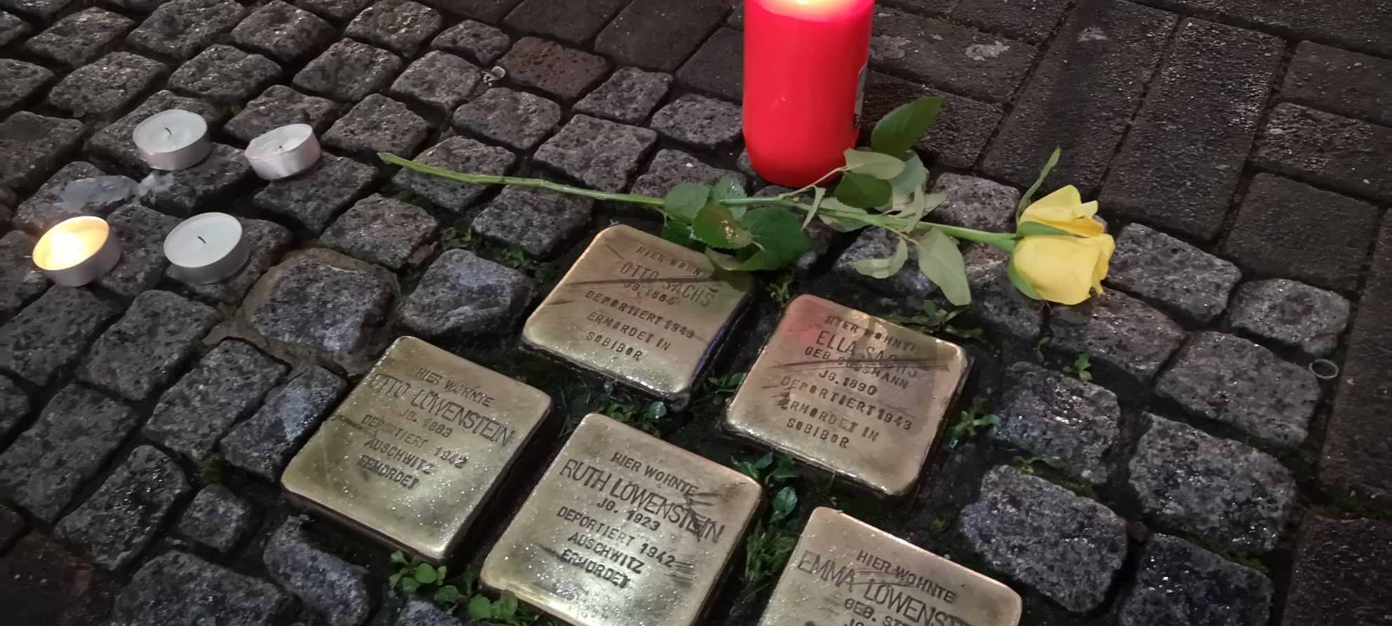 Schüler säubern Stolpersteine