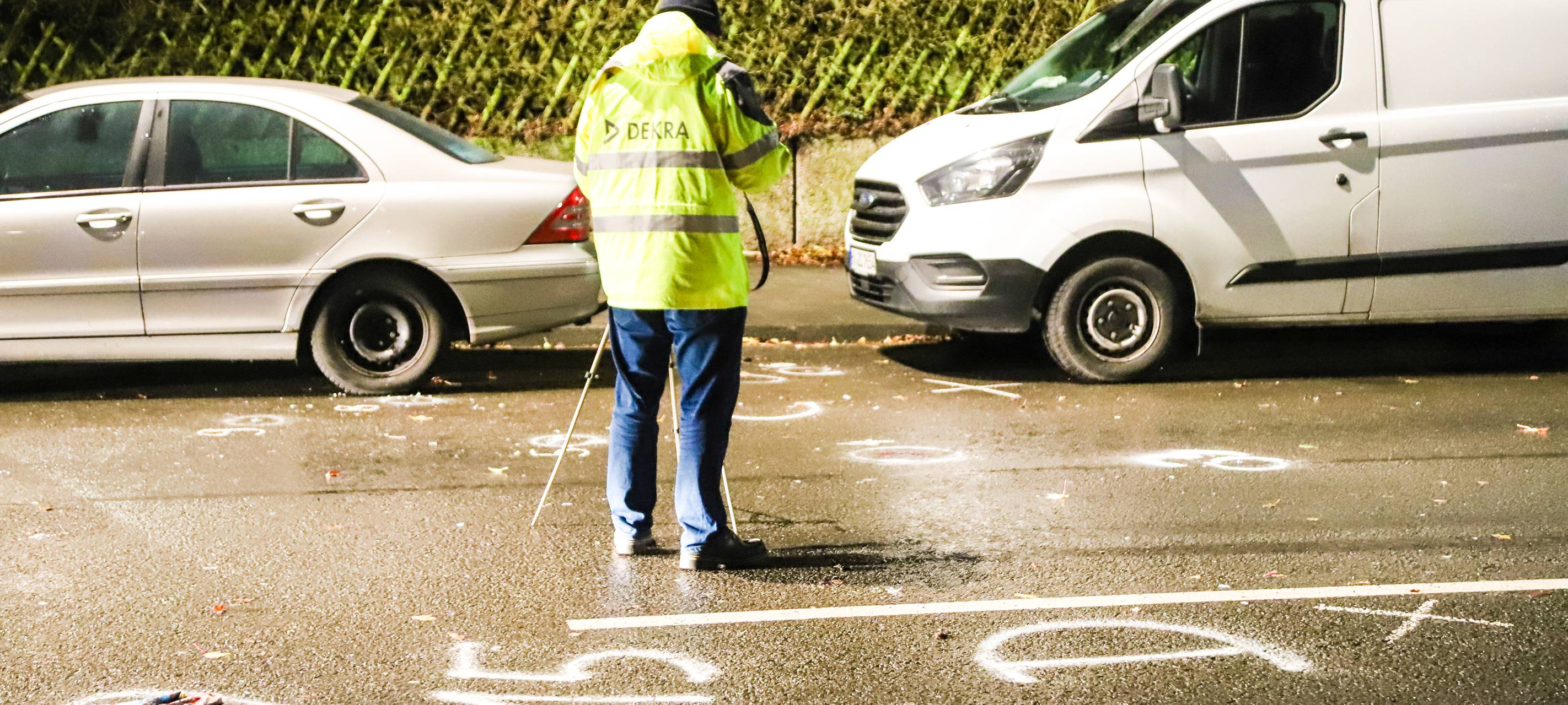 Fußgänger von Auto erfasst und lebensgefährlich verletzt