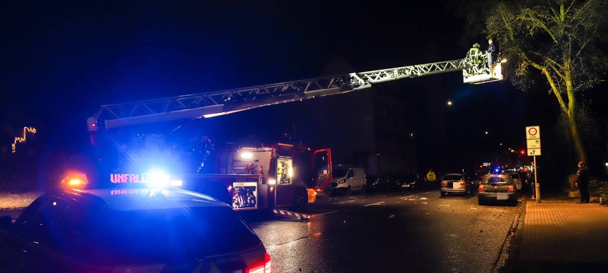 Fußgänger von Auto erfasst und lebensgefährlich verletzt