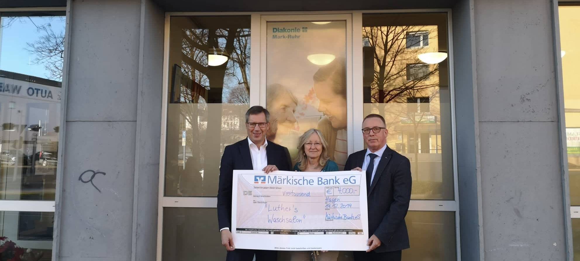 Märkische Bank überreicht Spendencheck an Luthers Waschsalon