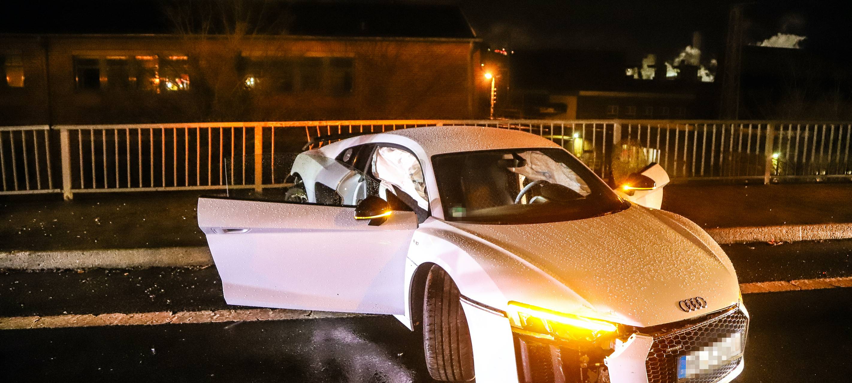 Weil er husten musste: Mann verliert Kontrolle über Sportwagen