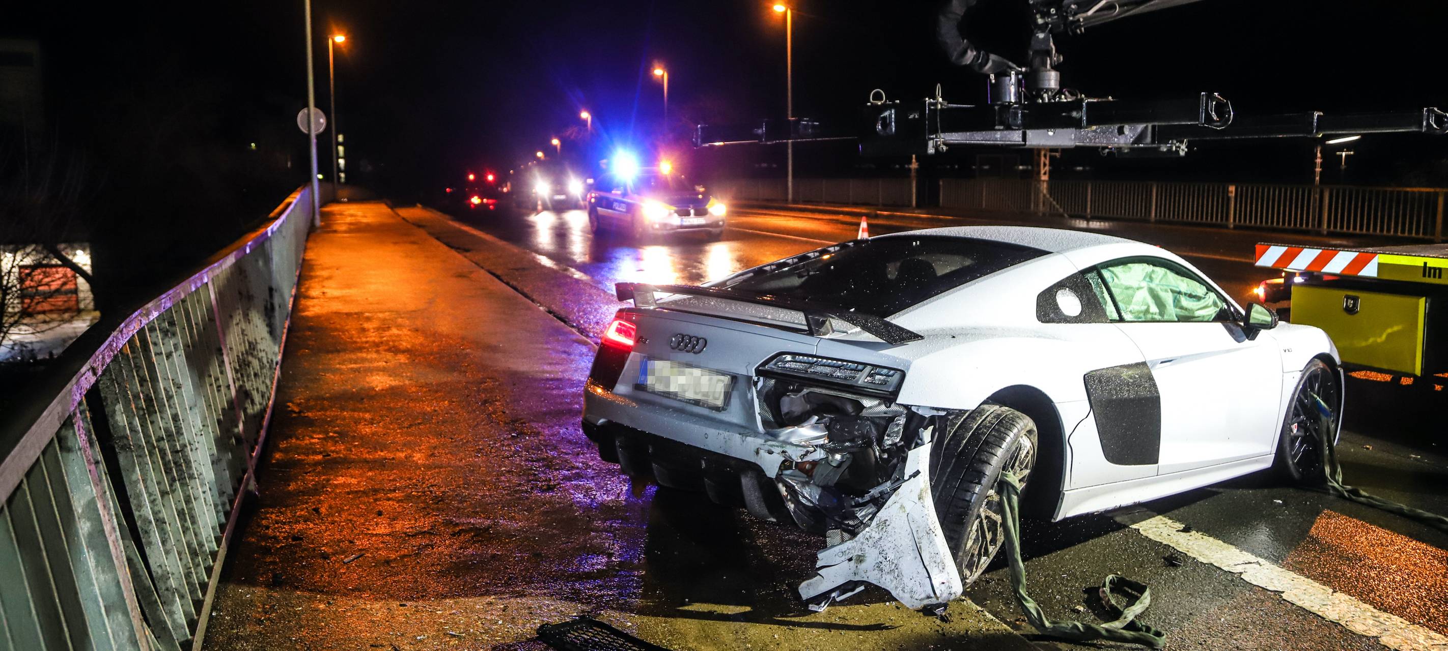 Weil er husten musste: Mann verliert Kontrolle über Sportwagen