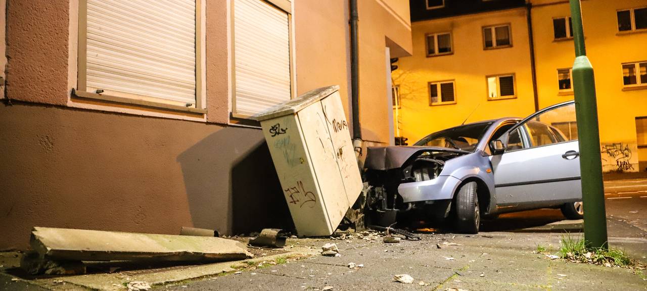 18-Jähriger fährt am Remberg gegen Hauswand