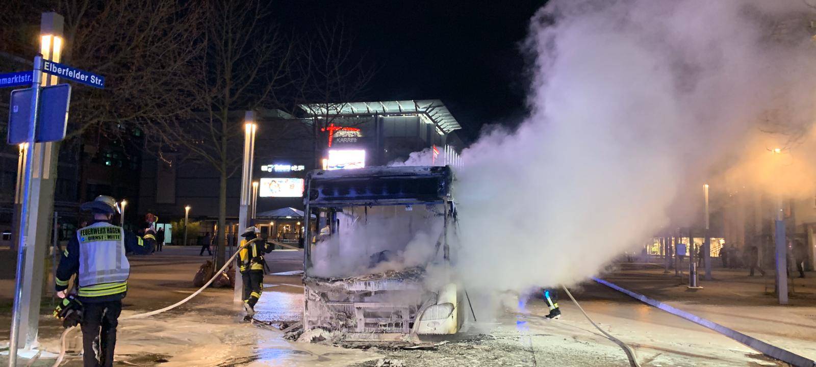 Brennender Bus am Theater