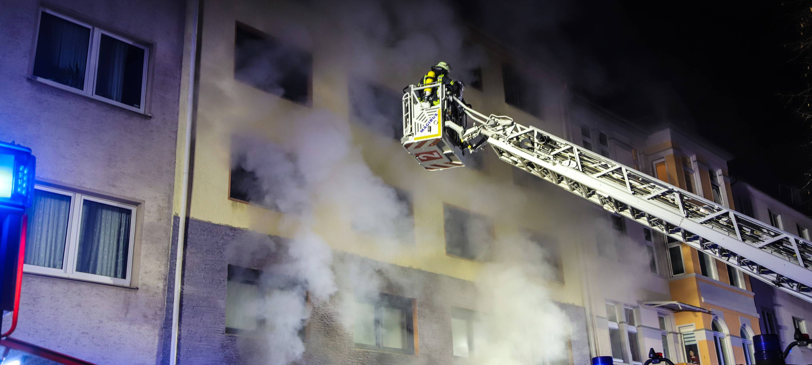 Feuer in Mehrfamilienhaus: Elf Menschen und Hund gerettet