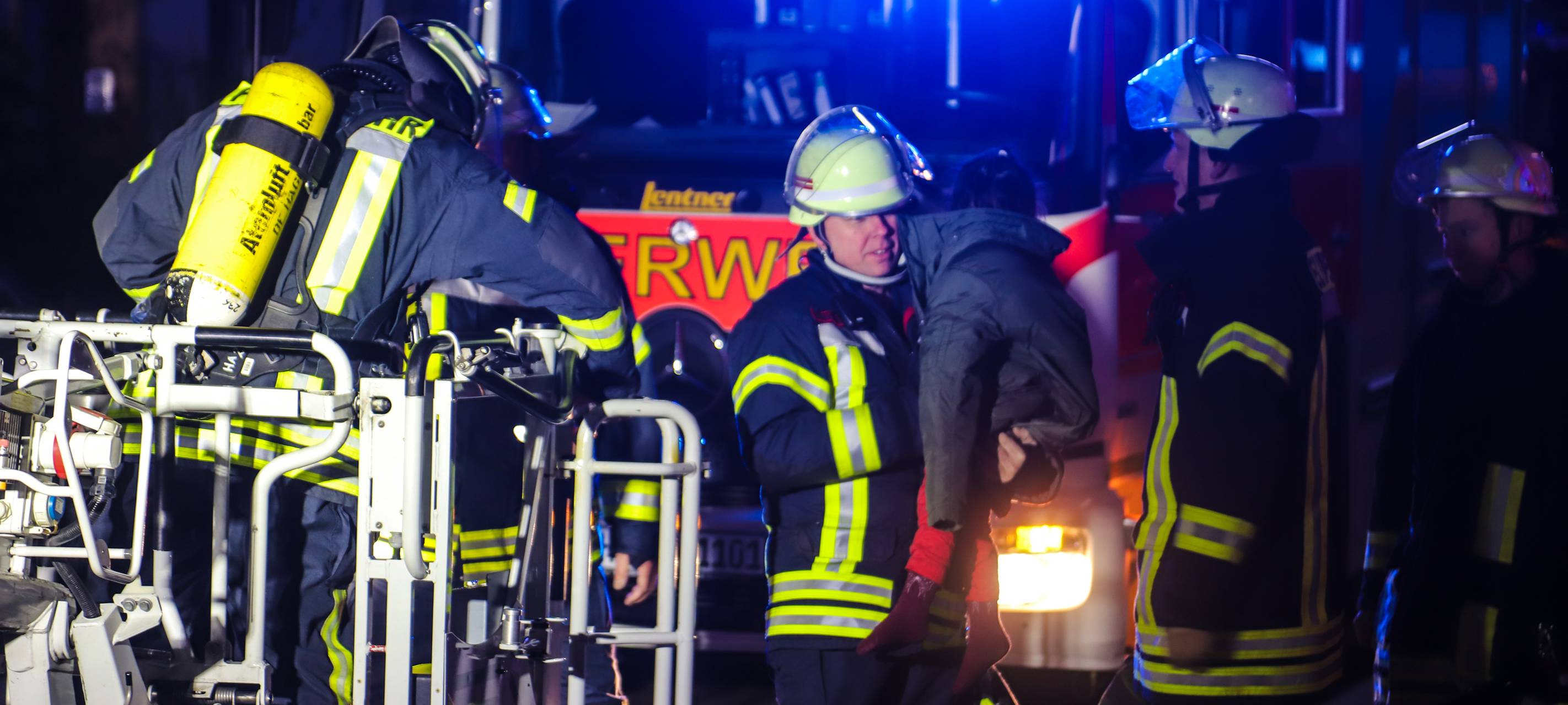 Feuer in Mehrfamilienhaus: Elf Menschen und Hund gerettet