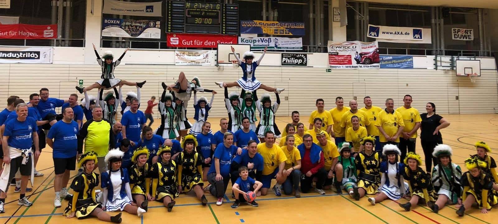 Als Handballer verkleidet