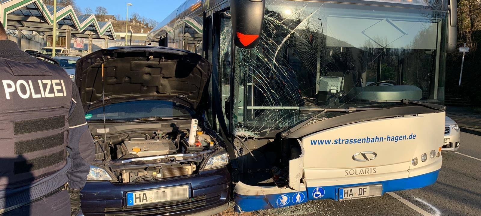 83-Jähriger übersieht Bus