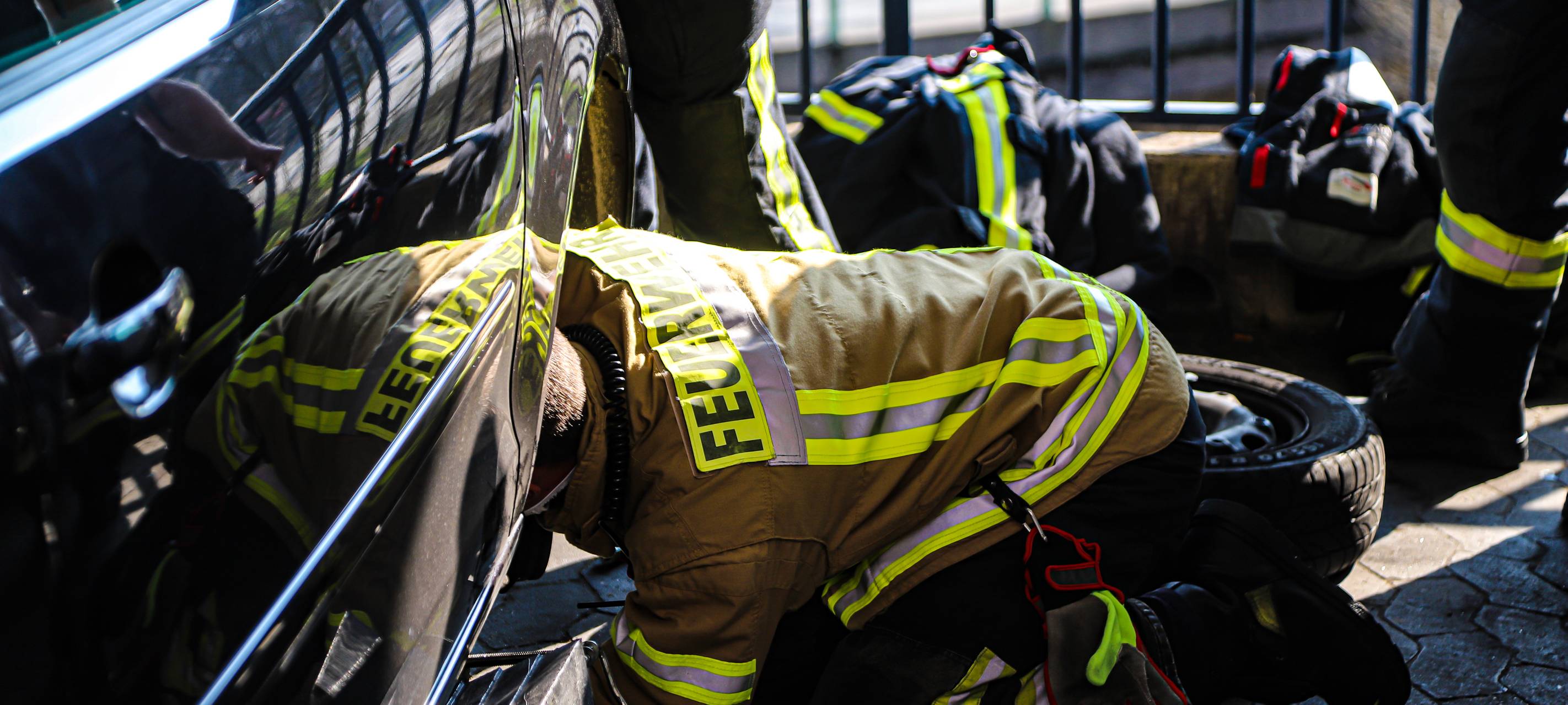 Hagener Feuerwehr befreit Katze aus Motorraum