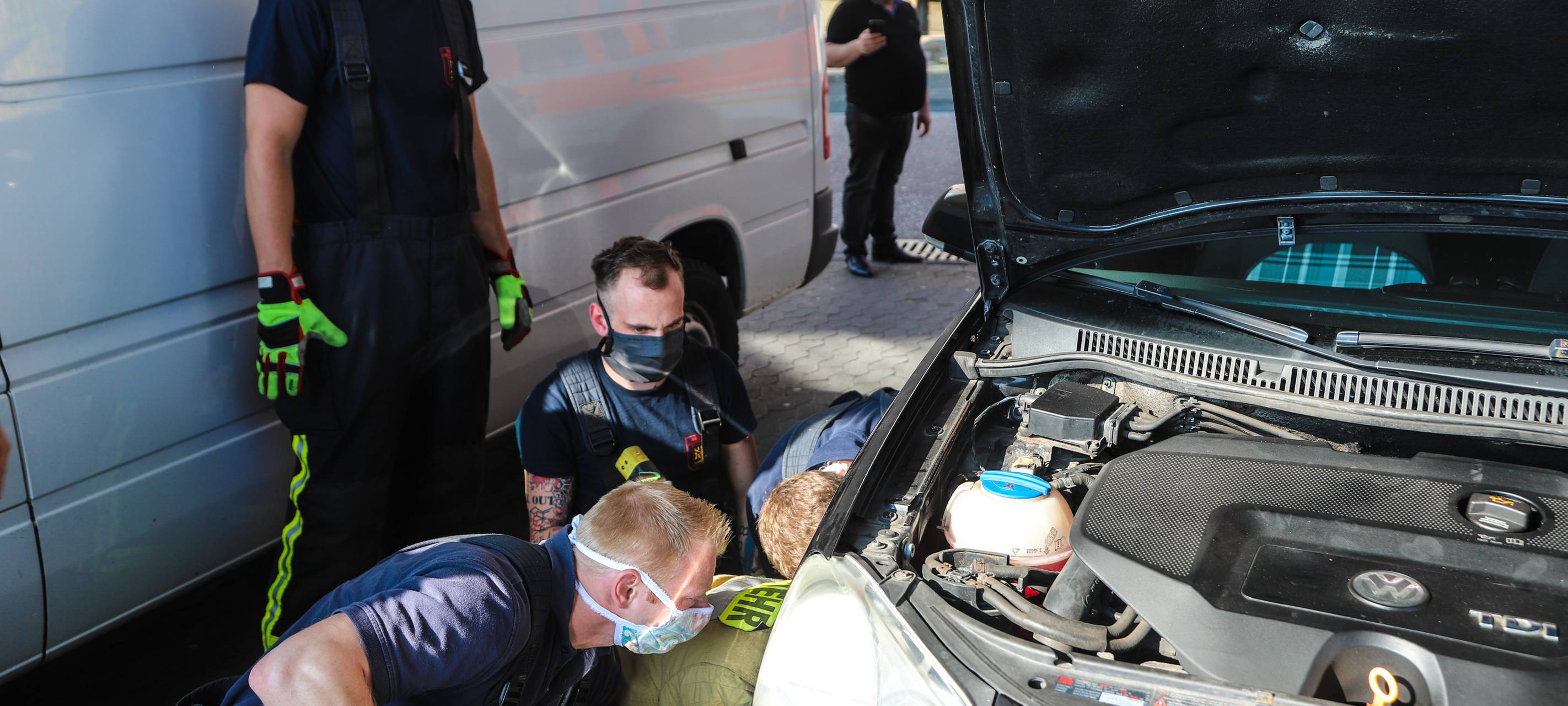 Hagener Feuerwehr befreit Katze aus Motorraum