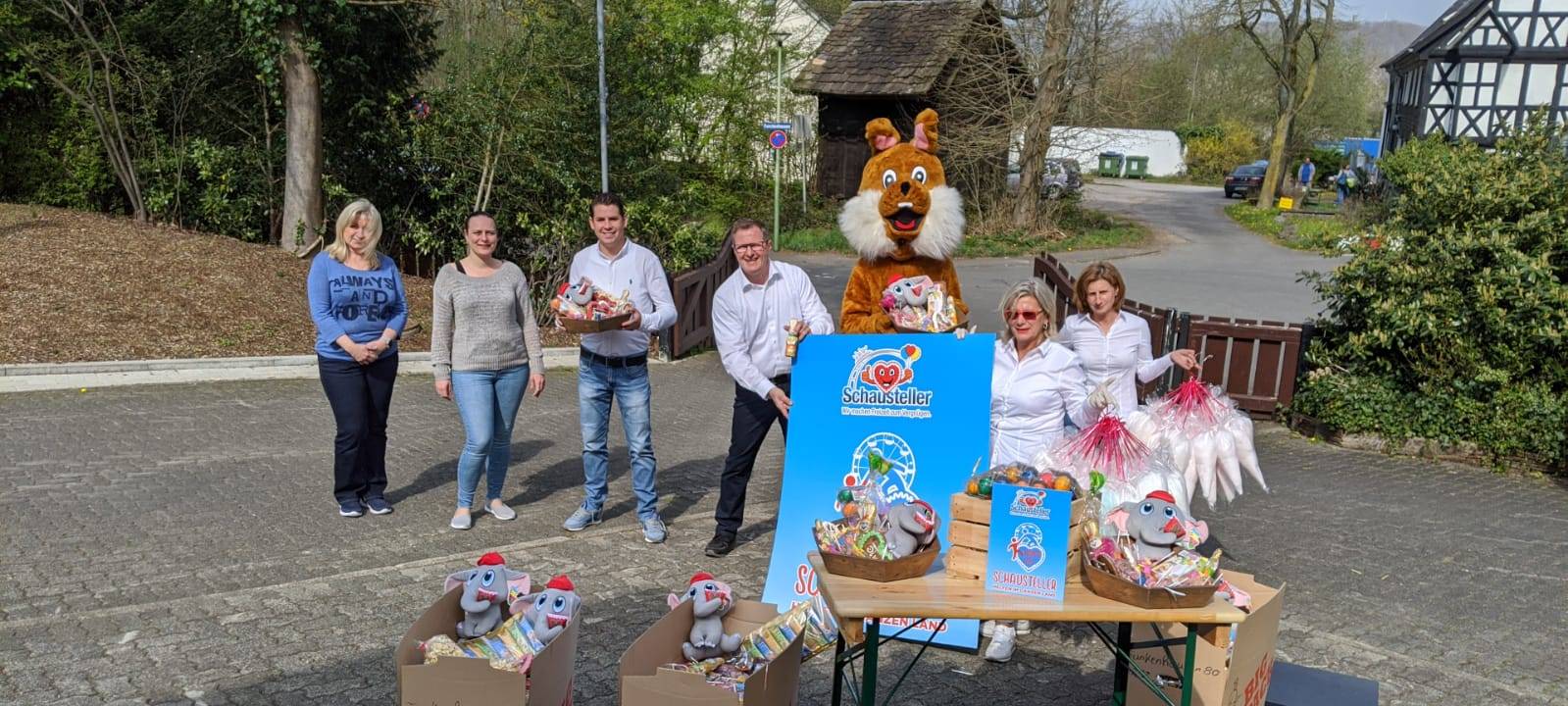 Schausteller verteilen Osterhasen