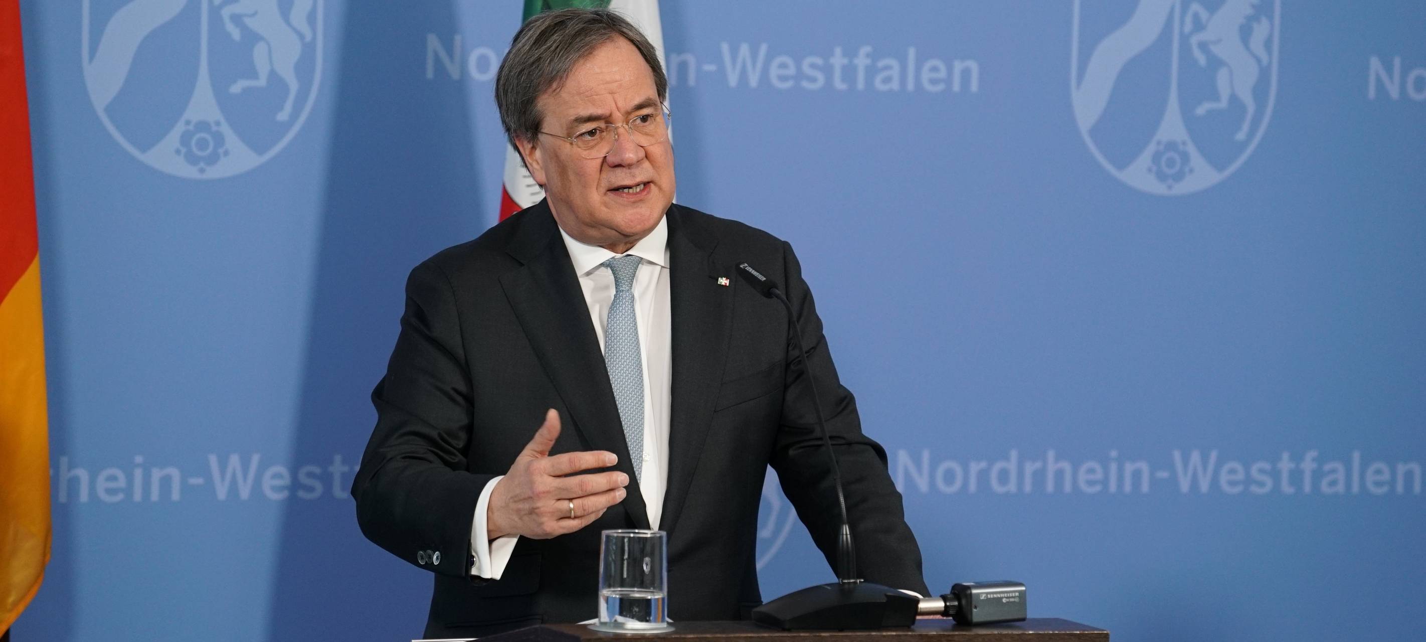 Laschet fordert "Brücken-Lockdown" und vorgezogenen Corona-Gipfel