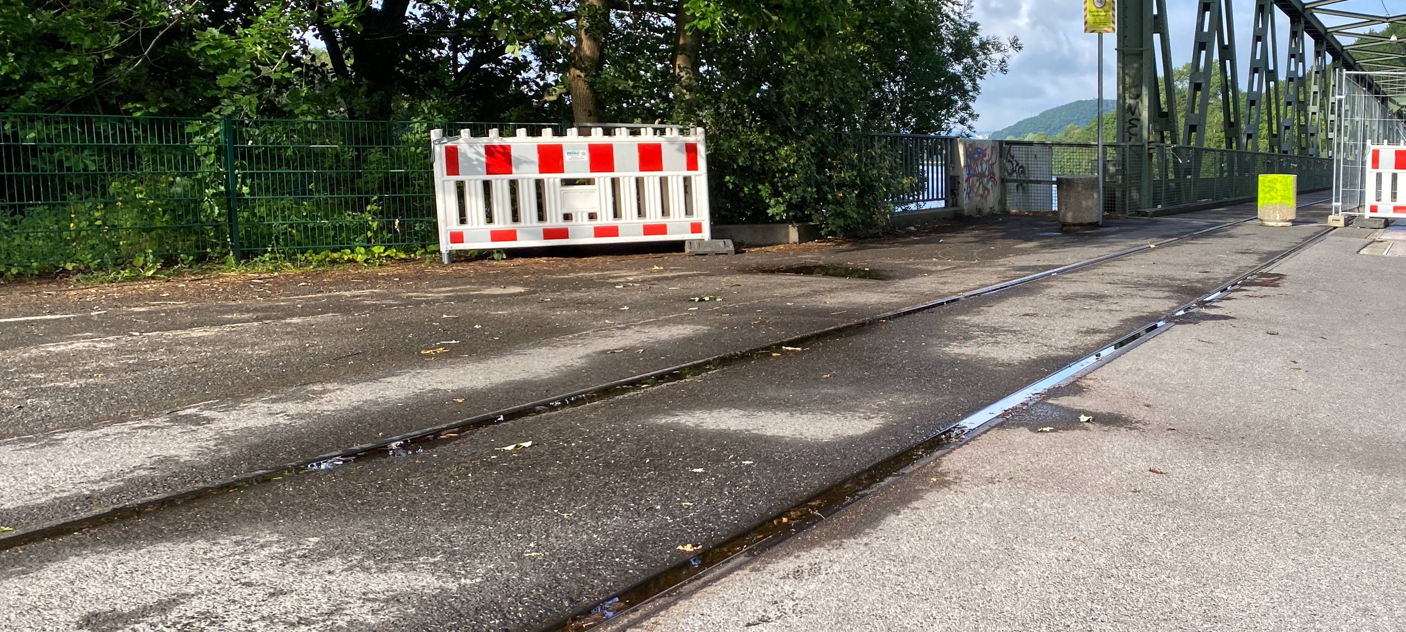 Sturzfalle Schienen: Auf Uferweg können sie verfüllt werden