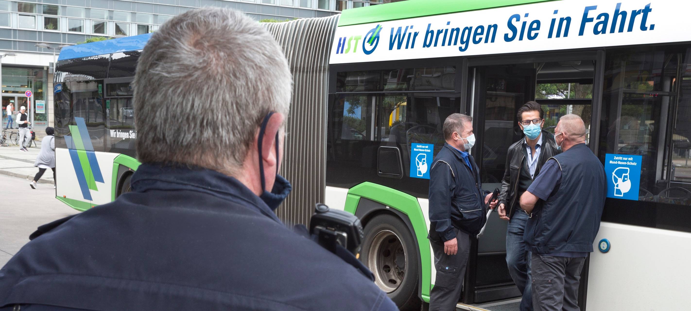 Straßenbahn macht Maskenkontrollen