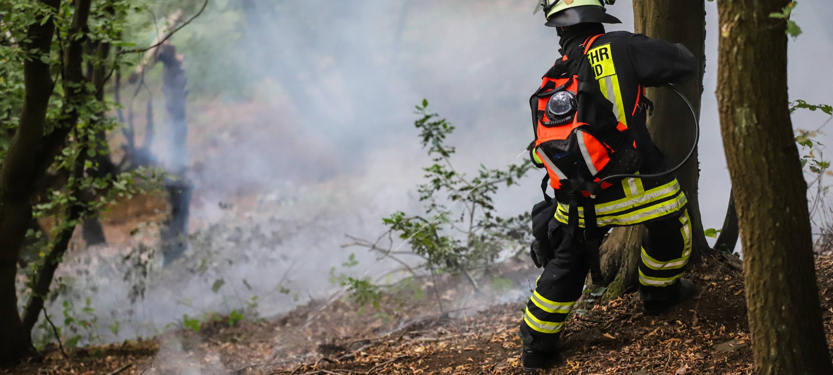 Hohensyburg: Feuer im Steilhang