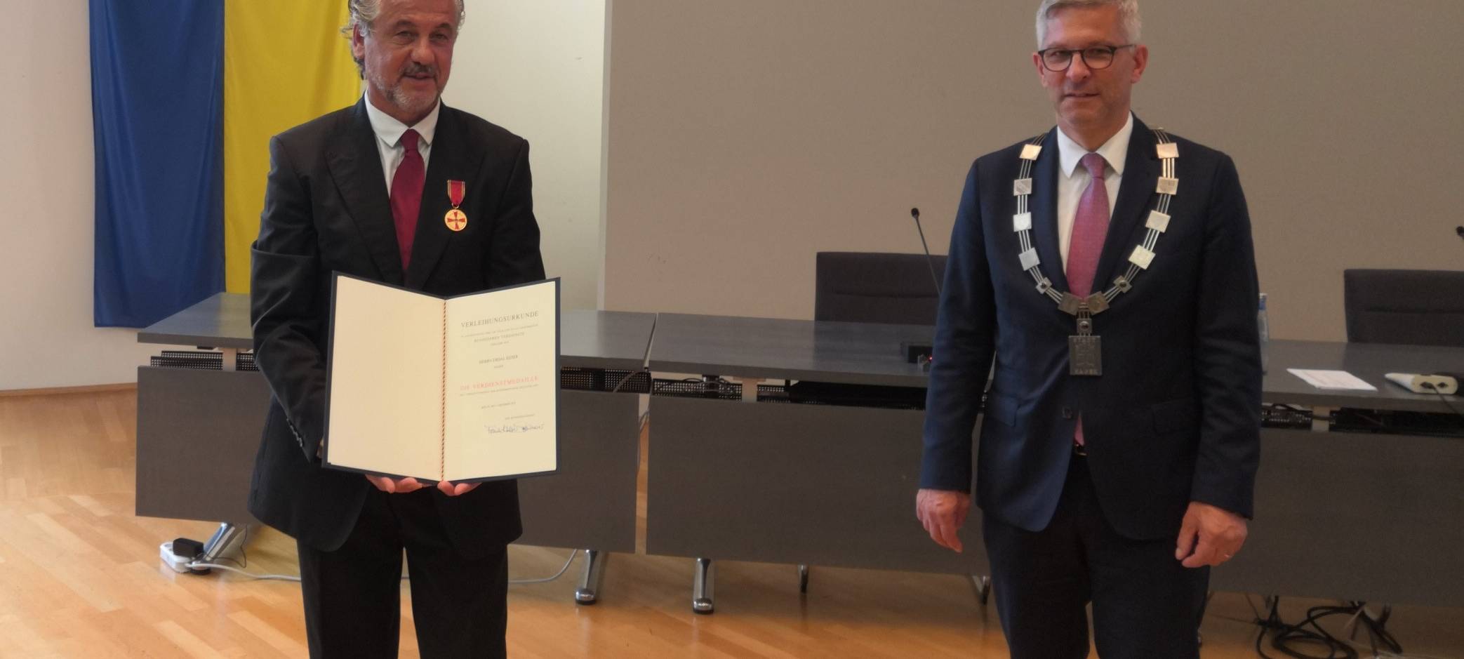 Erdal Keser wird mit der Verdienstmedaille ausgezeichnet