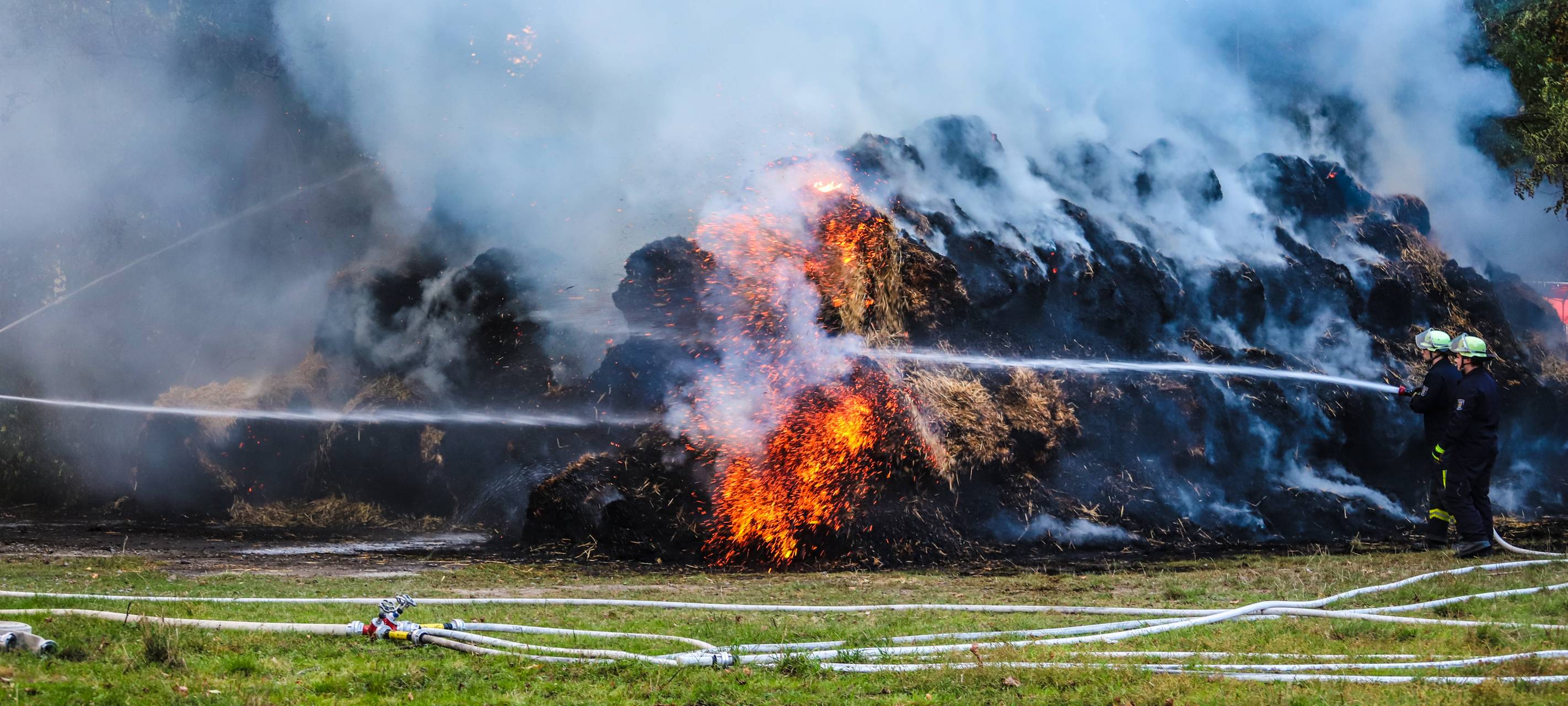 Strohmiete in Flammen