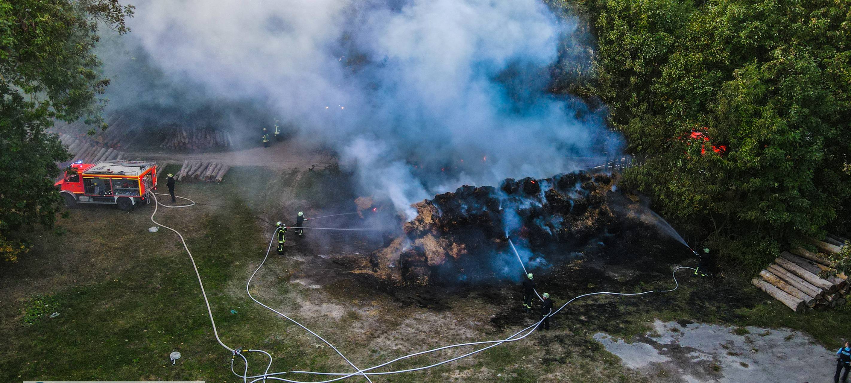 Strohmiete in Flammen