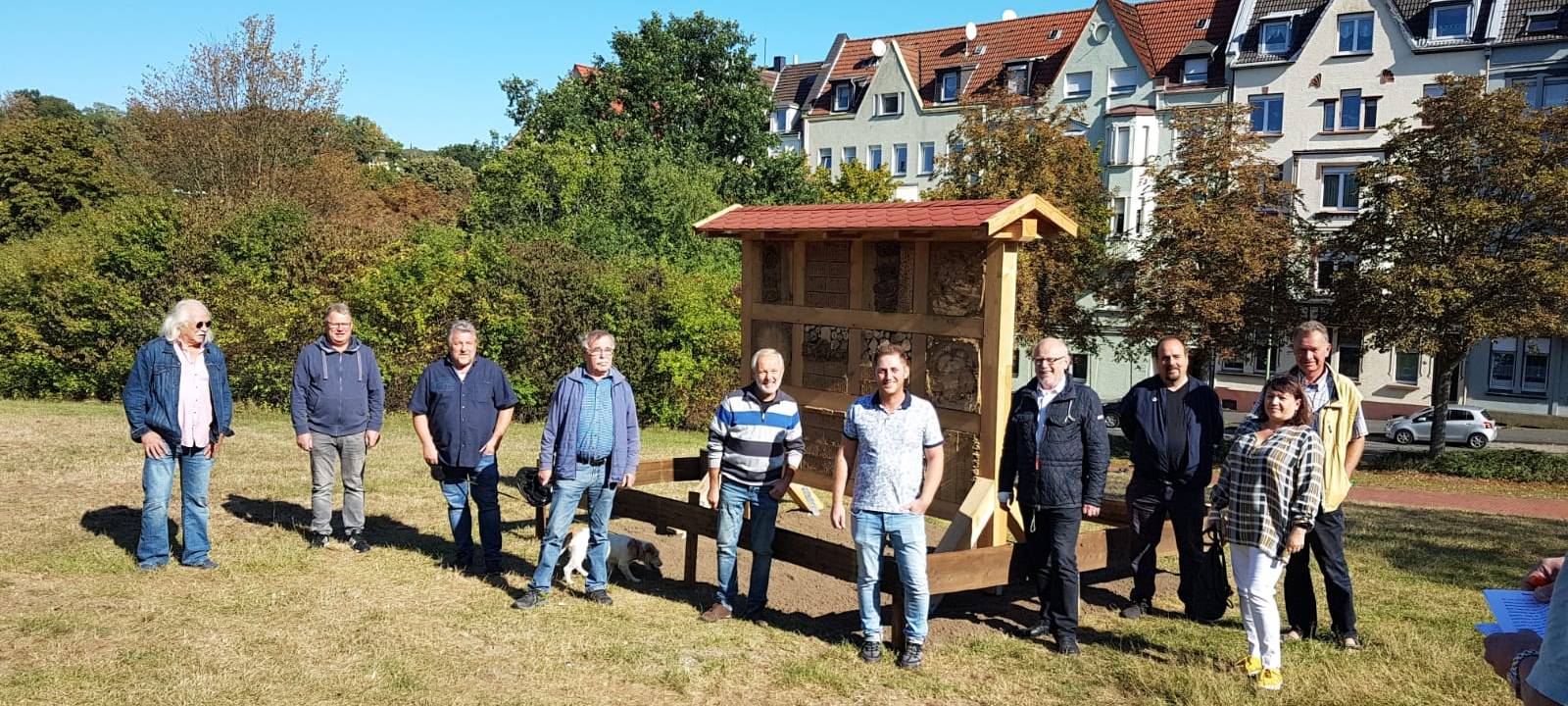 Zwölf Hotelzimmer für Insekten