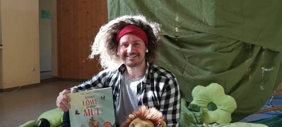 Tom Belz liest Kindern vor