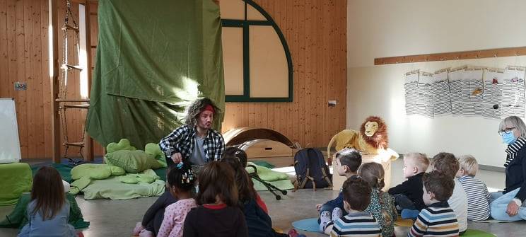 Tom Belz liest Kindern vor