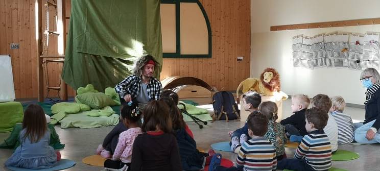 Tom Belz liest Kindern vor