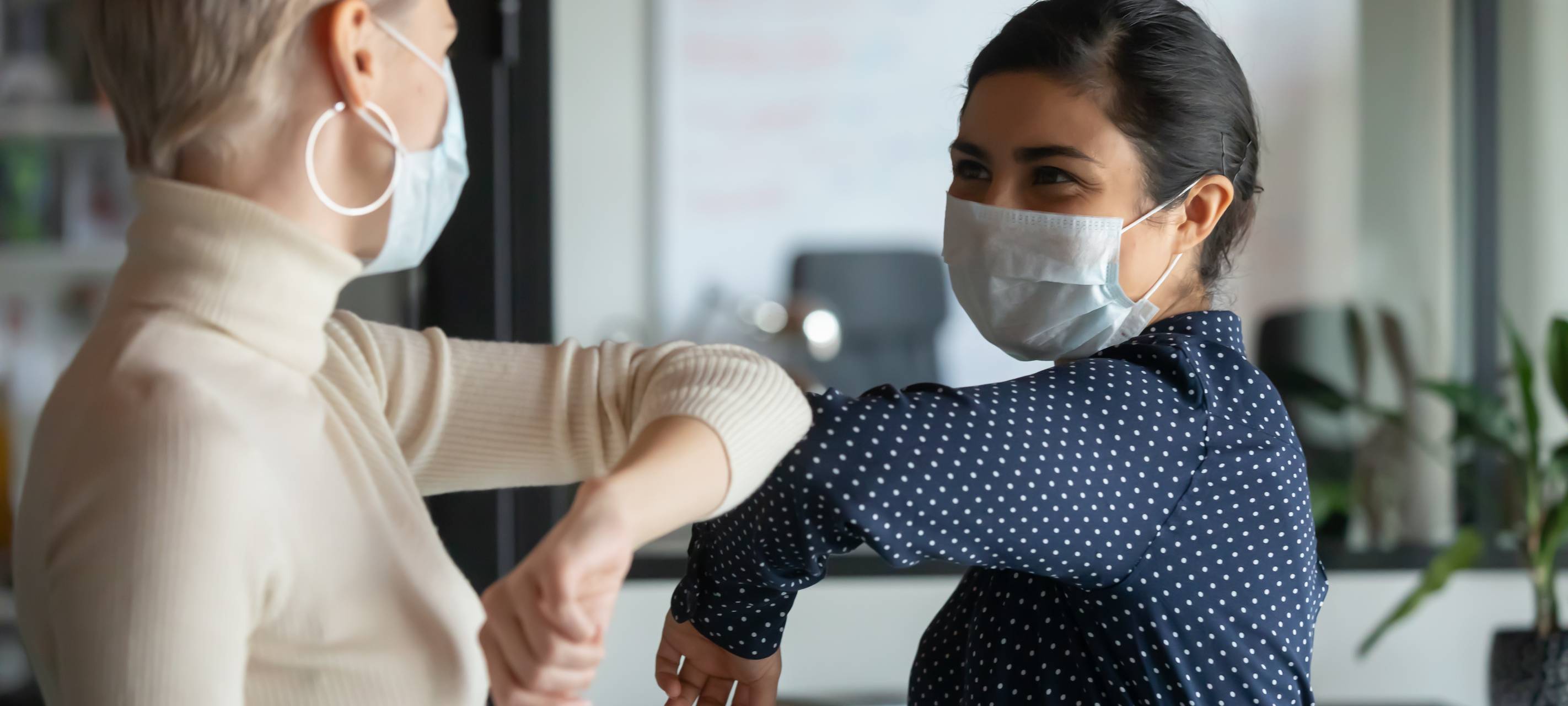 Covid Social Distancing Begrüßung per Ellenbogen Corona