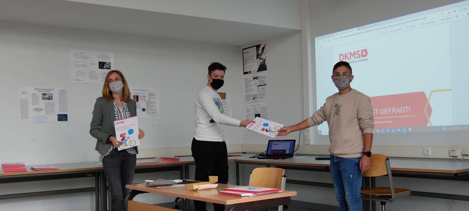 Ricarda-Huch-Gymnasium setzt sich erneut für Stammzellspenden ein und erhält DKMS-Siegel