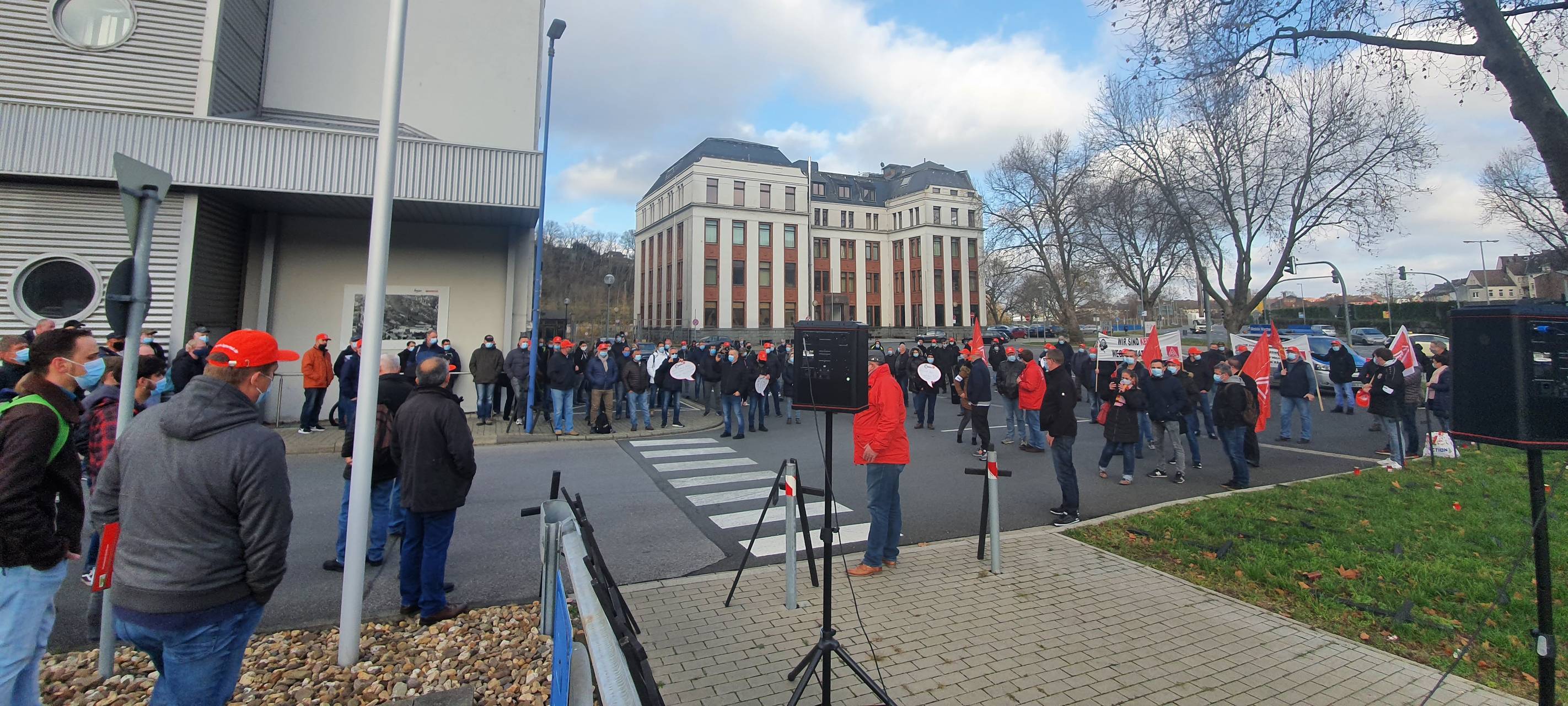 Mahnwache vor dem Hawker-Gelände - 200 Mitarbeiter kämpfen um ihren Job