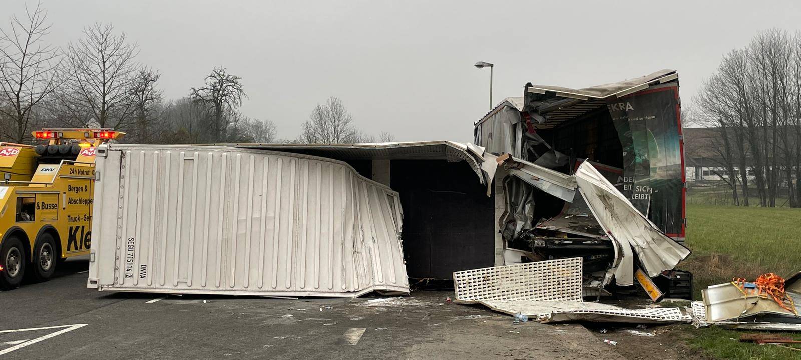 Paket LKW kracht in Leitplanke