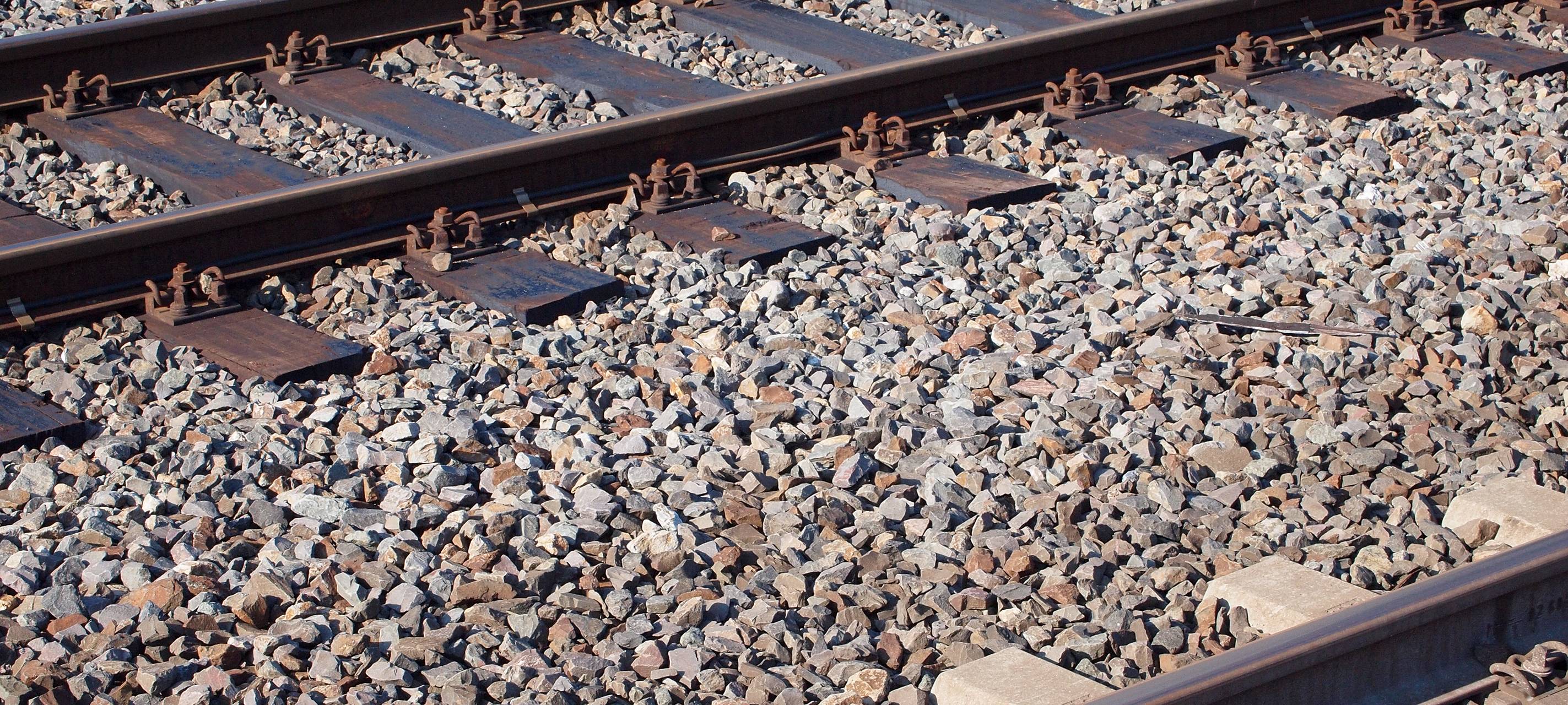 Jugendliche laufen über Gleise