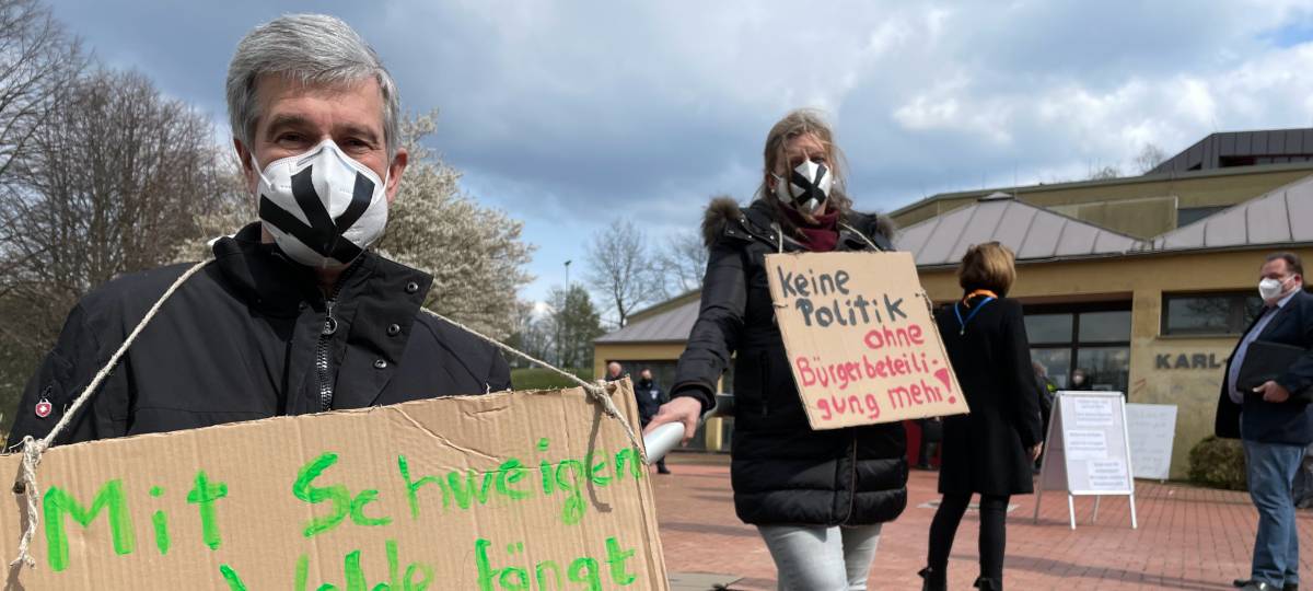 Stumme Demo vor Ratssitzung