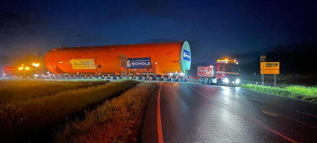 Der Koloss muss nach China - Hagener Rolf Riedl GmbH macht Schwertransporte