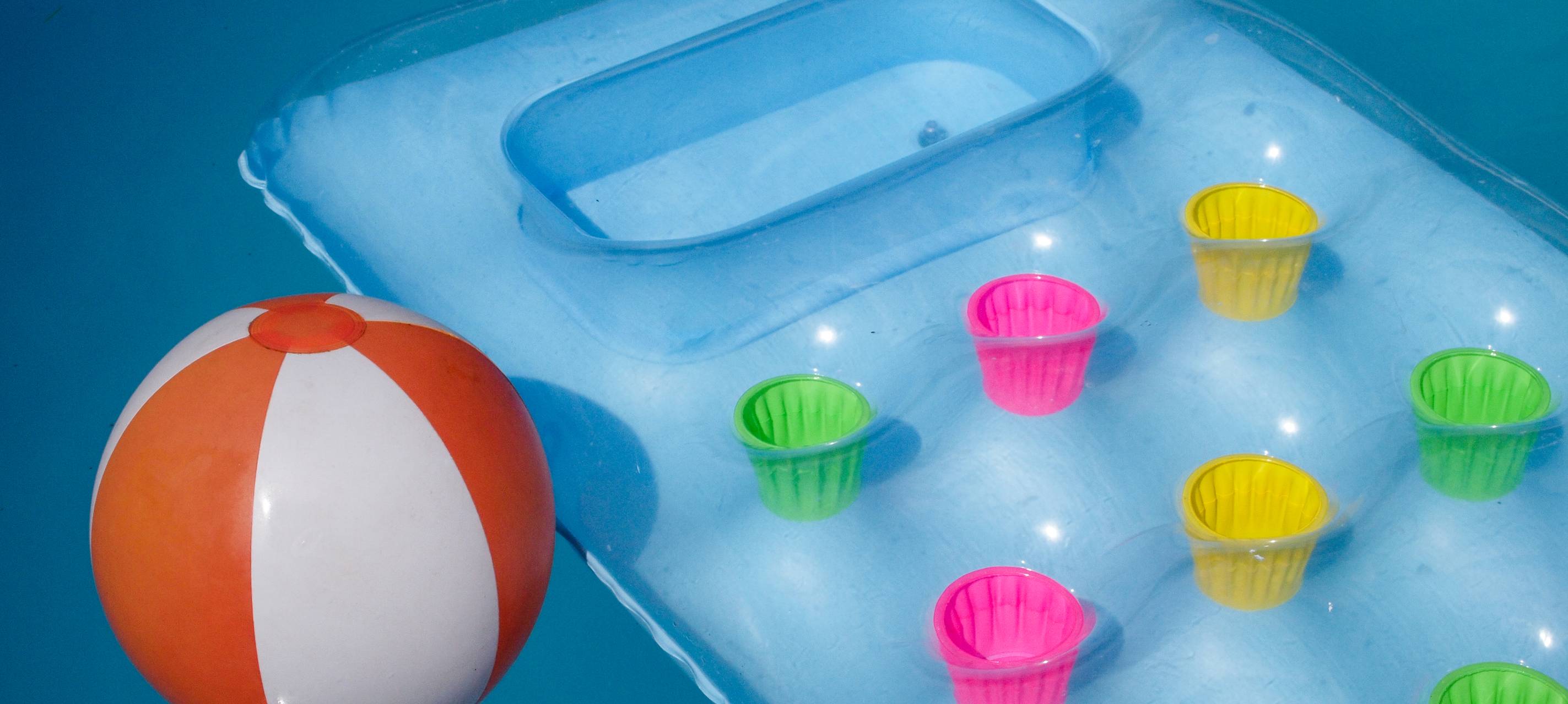 Betrunken im Swimmingpool