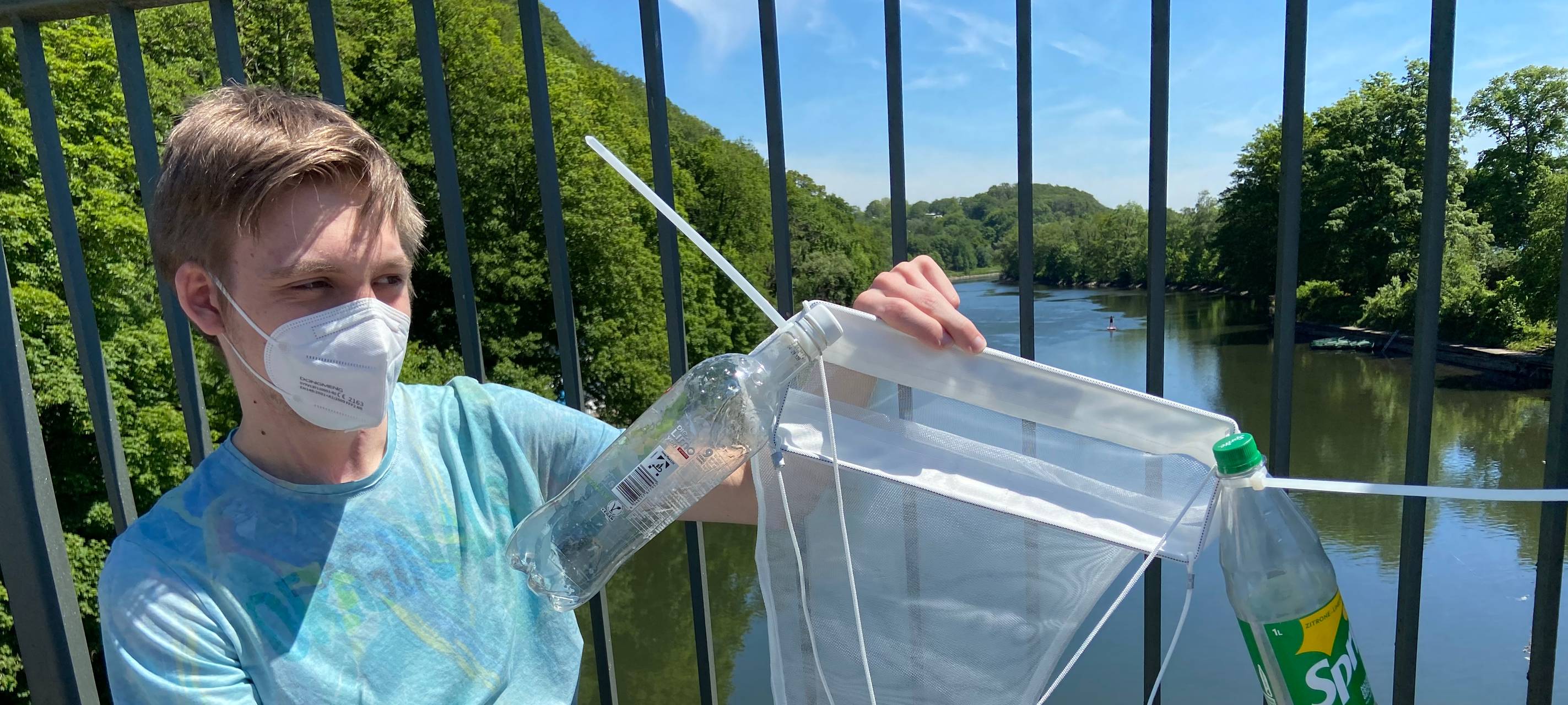 Schüler untersuchen Wasser