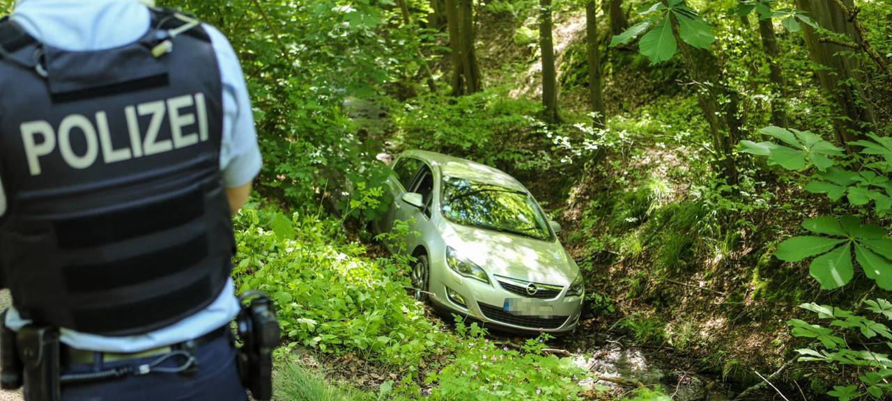 Auto landet im Bach