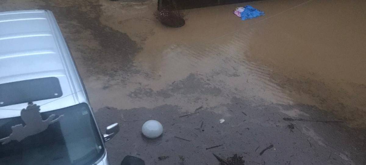 Junge Familie vor Schlammhaufen